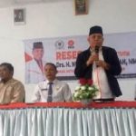 Anggota-DPRD-Provinsi-Sumbar-dari-Fraksi-PKS-Drs.-H.-Nurfirman-Wansyah-Apt-MM-bersama-Kepala-SMKN-1-Solok-Selatan-Efrizol-beserta-majelis-guru