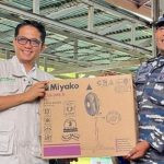 foto-berita-wakil-ketua-dprd-sumbar-evy-yandri-bagikan-hadiah-pada-peringatan_230225081350_