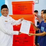 foto-berita-dukung-nelayan-pesisir-anggota-dprd-sumbar-hanapi-lubis-salurkan-bantuan-fish-box-ke-poklahsar-air–260725011727